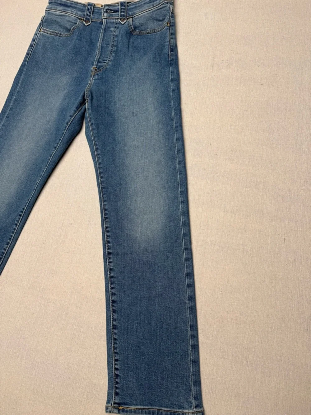 Levis Wedgie Straight
Womens 28
Blue Denim, High Rise, Button Fly Stone Wash - Picture 3 of 9